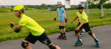 Skupina inline bruslařů v helmách