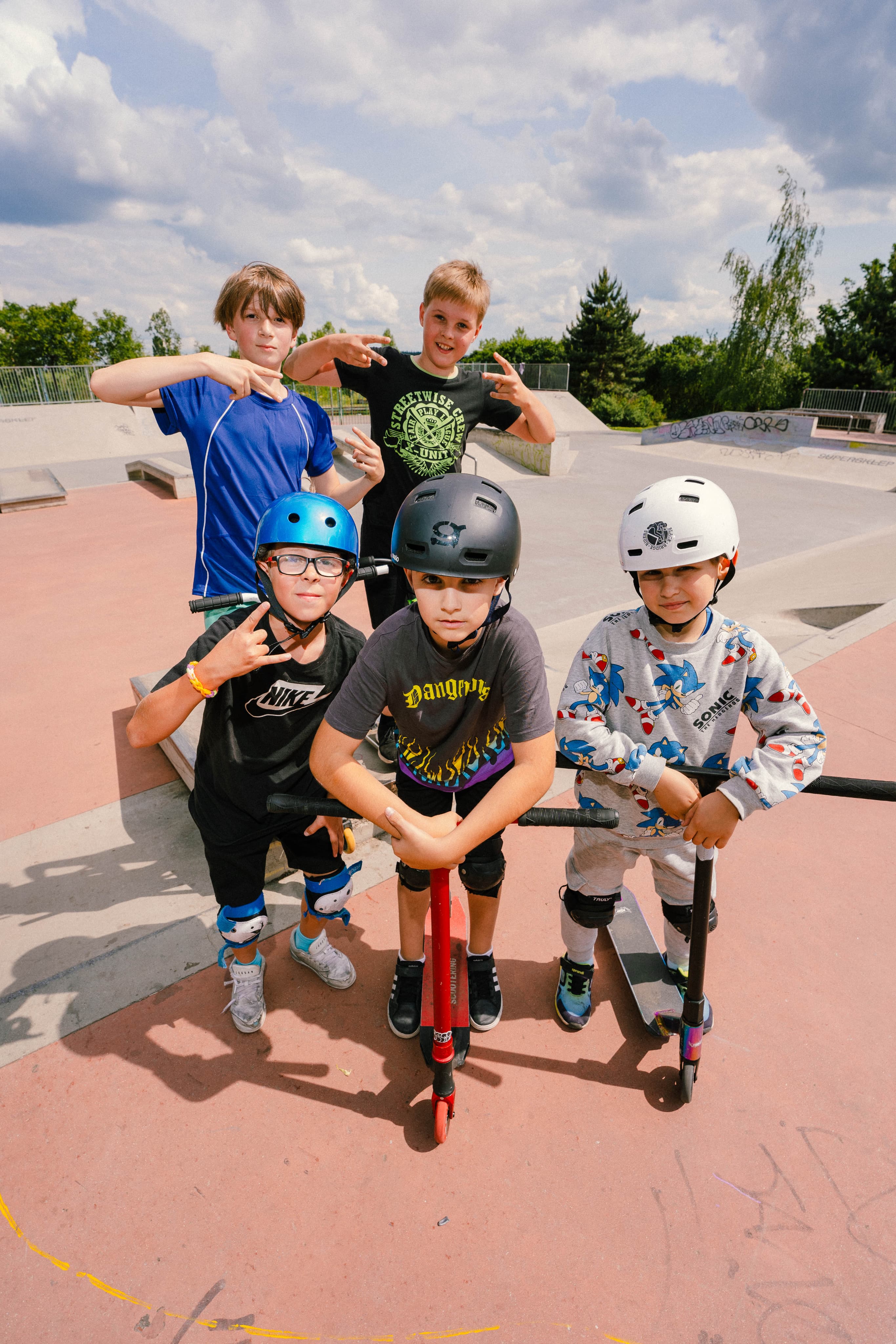 Dítě s helmou na inline kurzu