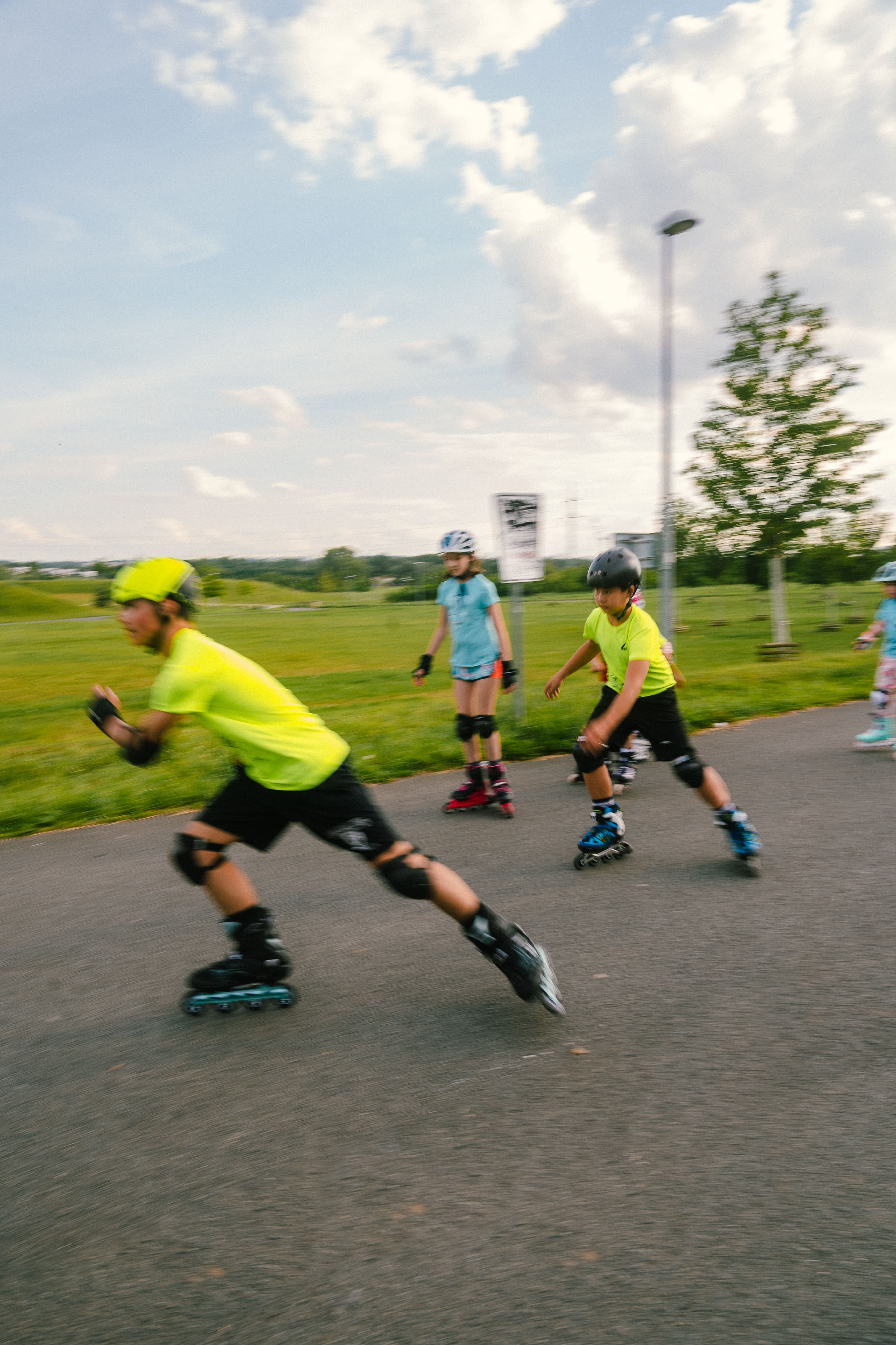 Skupina dětí v helmách na inline bruslích